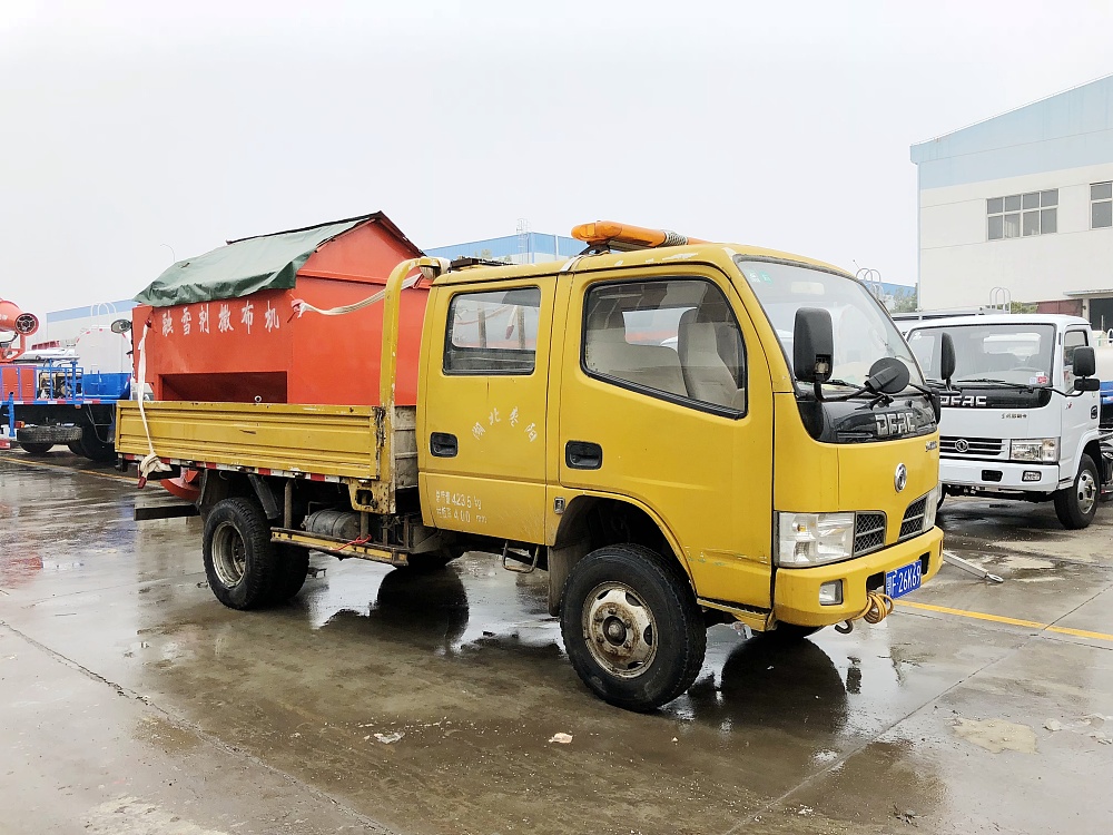 東風(fēng)雙排座貨車(chē)帶融雪劑撒布機(jī)