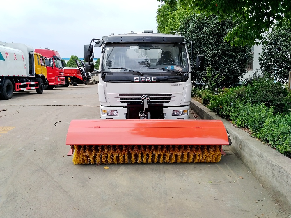 東風(fēng)大多利卡吸塵滾掃清雪車