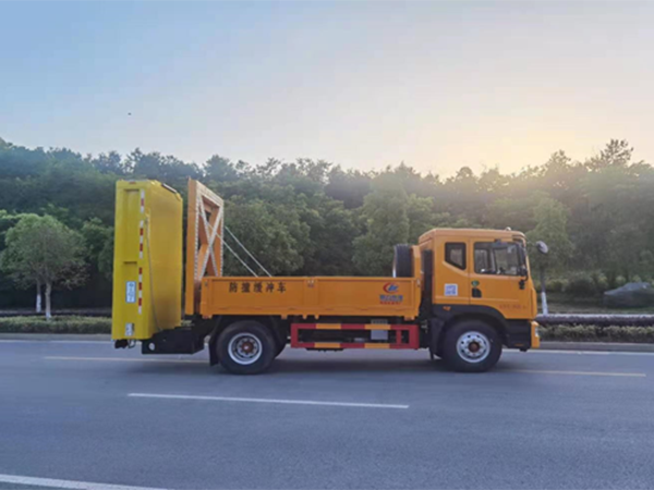 東風(fēng)多利卡D9防撞緩沖車