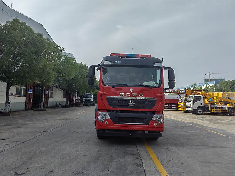 國六-重汽豪沃8噸水罐消防車