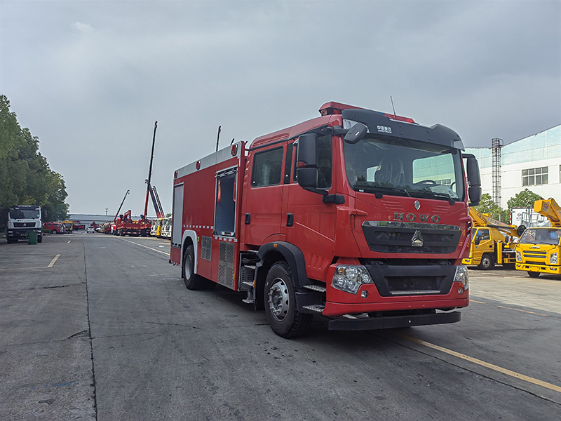 國六-重汽豪沃8噸水罐消防車